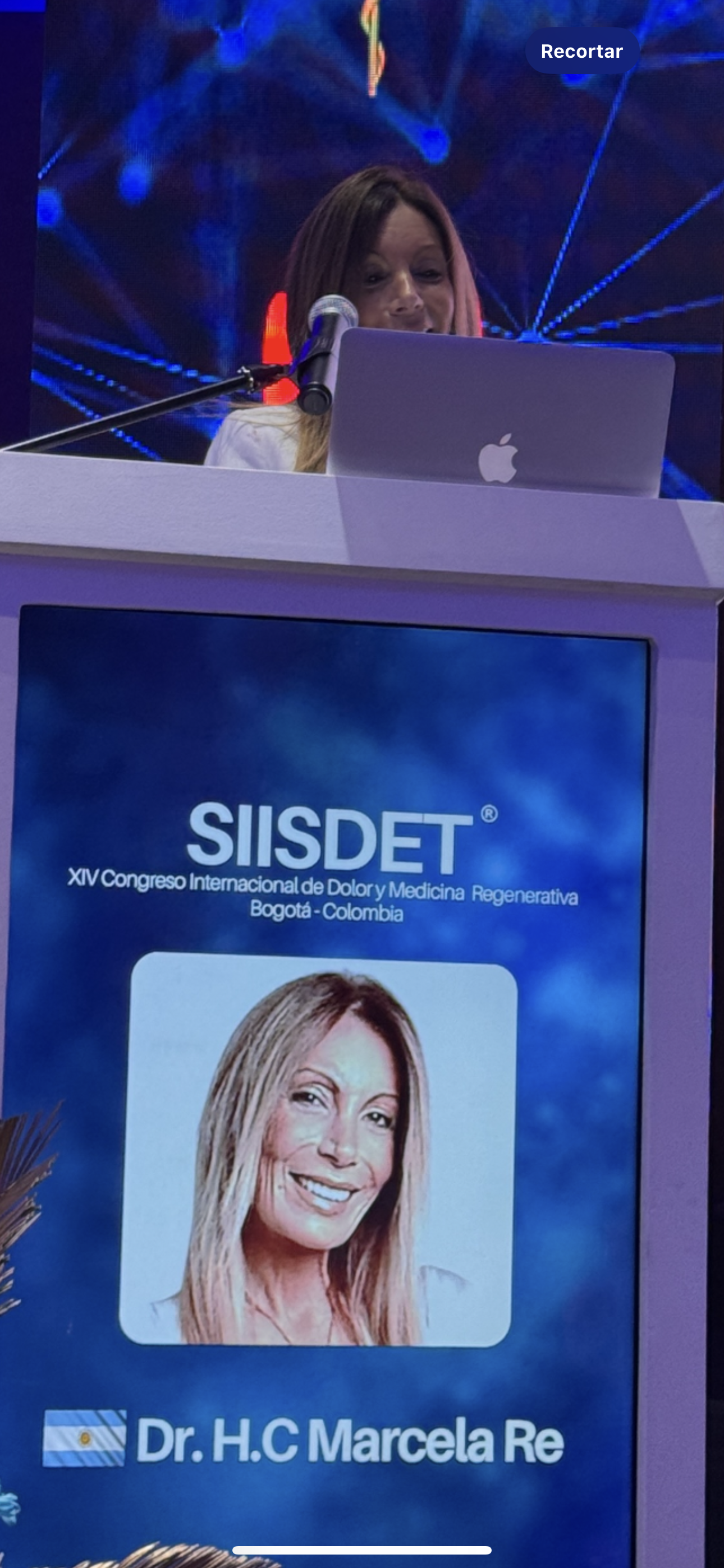 Dra. Marcela Ré dando una conferencia internacional